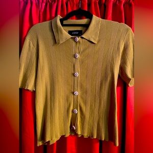 Cider short sleeve sweater with flower buttons.